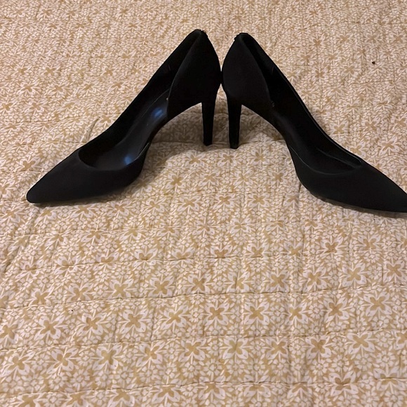 Michael Kors size 7.5/EUR 37.5 black leather/suede pumps - Picture 3 of 8